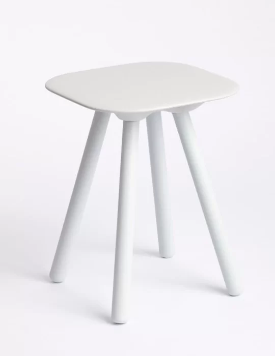 Tabouret de douche en polyuréthane Nude, de Geelli. Tabouret de douche en polyuréthane Nude, de Geelli.