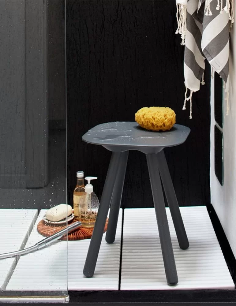 Tabouret de douche en polyuréthane Nude, de Geelli. Tabouret de douche en polyuréthane Nude, de Geelli.