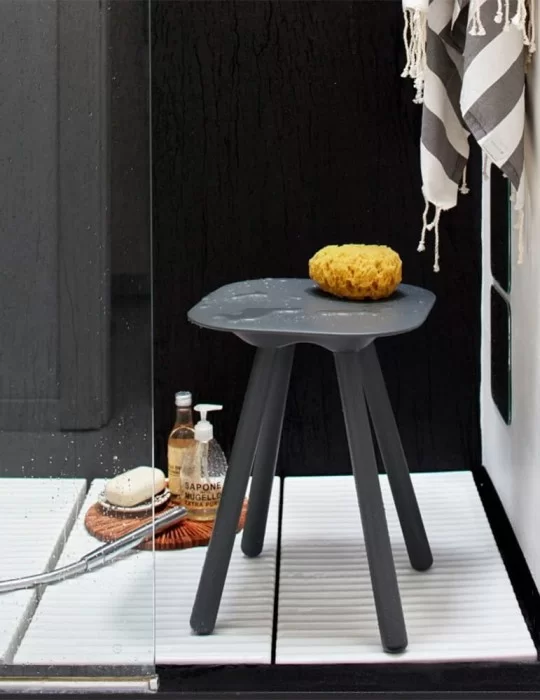 Tabouret de douche en polyuréthane Nude, de Geelli. Tabouret de douche en polyuréthane Nude, de Geelli.
