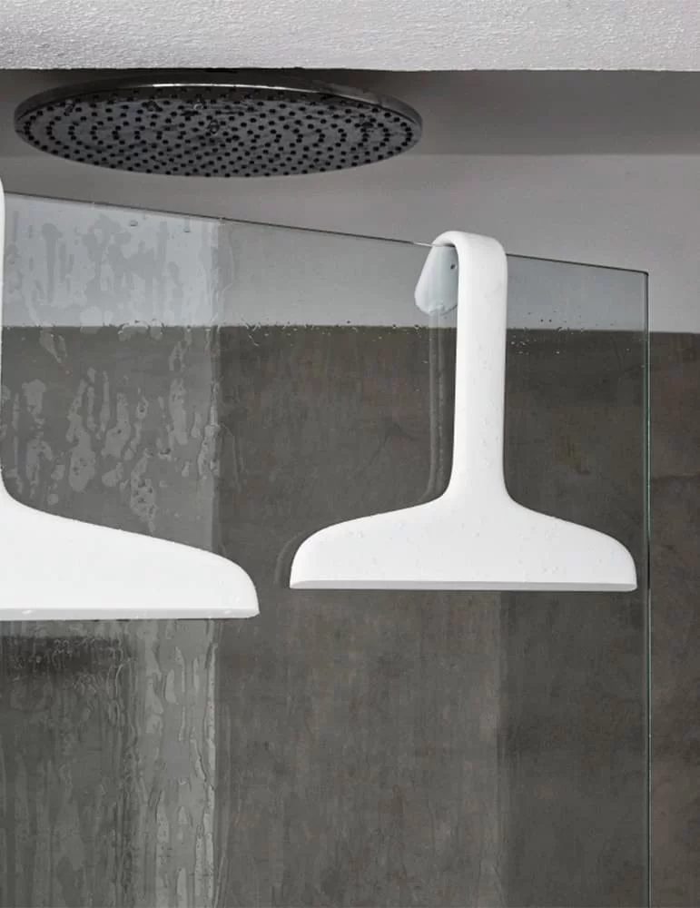 Raclette porte-peignoir en gel Tito, de Geelli