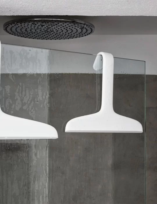 Raclette porte-peignoir en gel Tito, de Geelli