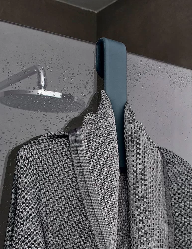 Raclette porte-peignoir en gel Tito, de Geelli