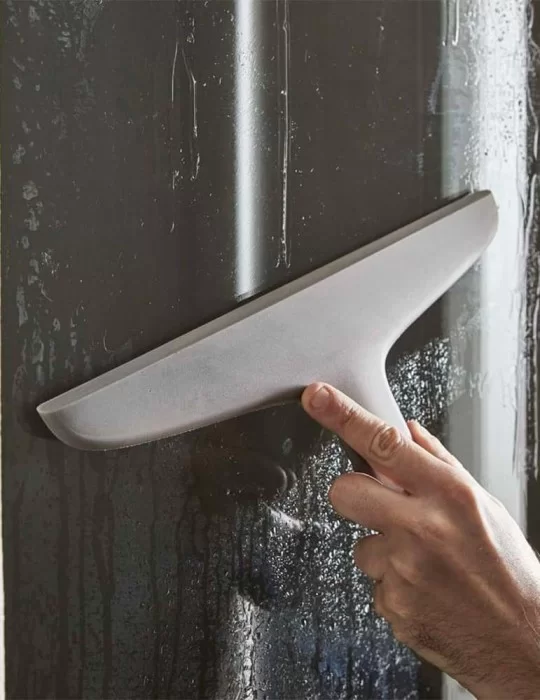 Raclette porte-peignoir en gel Tito, de Geelli