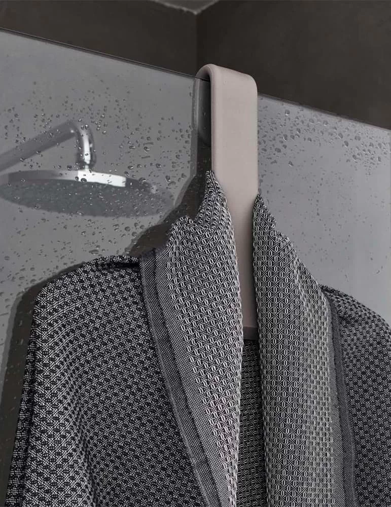 Raclette porte-peignoir en gel Tito, de Geelli