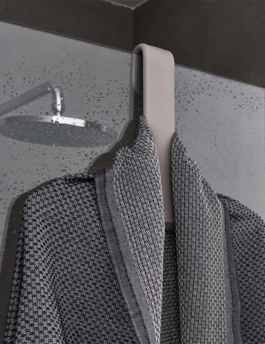 Raclette porte-peignoir en gel Tito, de Geelli