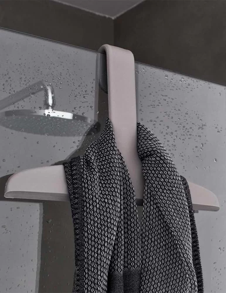 Raclette porte-peignoir en gel Tito, de Geelli