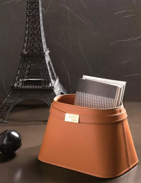Porte-magazines en cuir Clotidie, de Limac Design
