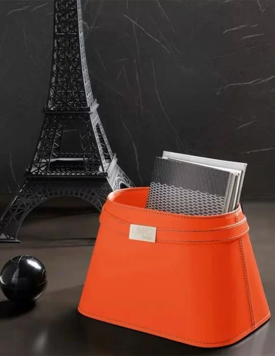 Porte-magazines en cuir Clotidie, de Limac Design