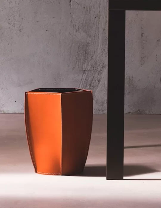 Corbeille à papier en cuir Poligono de Limac Design