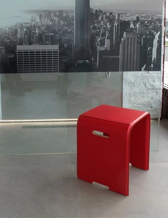 Tabouret en bois revêtu de cuir Sgaby de Limac Design