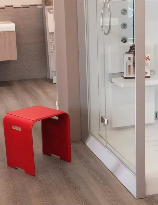 Tabouret en bois revêtu de cuir Sgaby de Limac Design