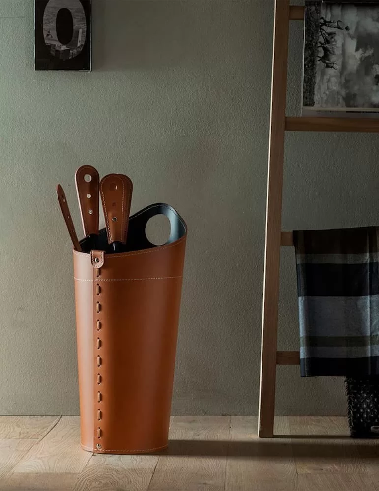 Porte-outils cheminée en cuir Nidac de Limac Design Porte-outils cheminée en cuir Nidac de Limac Design