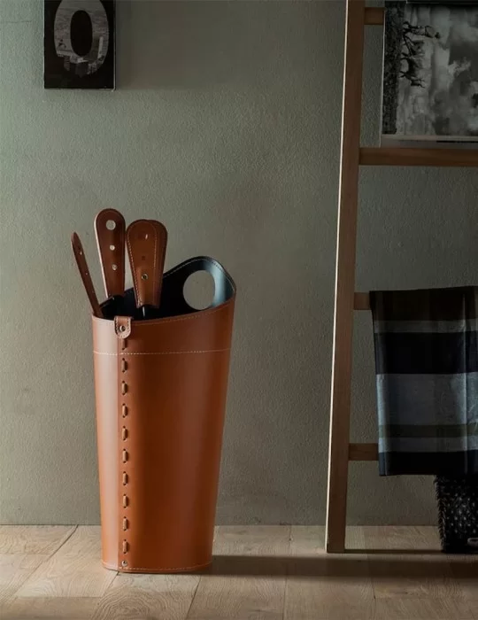 Porte-outils cheminée en cuir Nidac de Limac Design Porte-outils cheminée en cuir Nidac de Limac Design