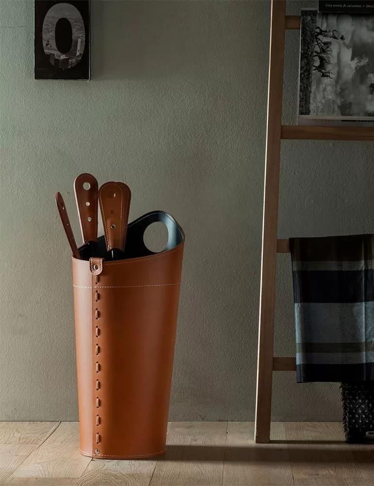 Pack cheminée en cuir Nilar, de Limac Design