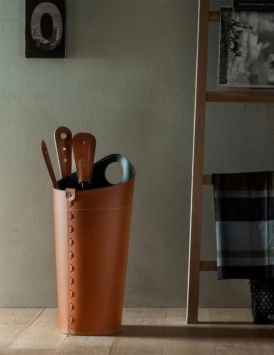 Pack cheminée en cuir Nilar, de Limac Design