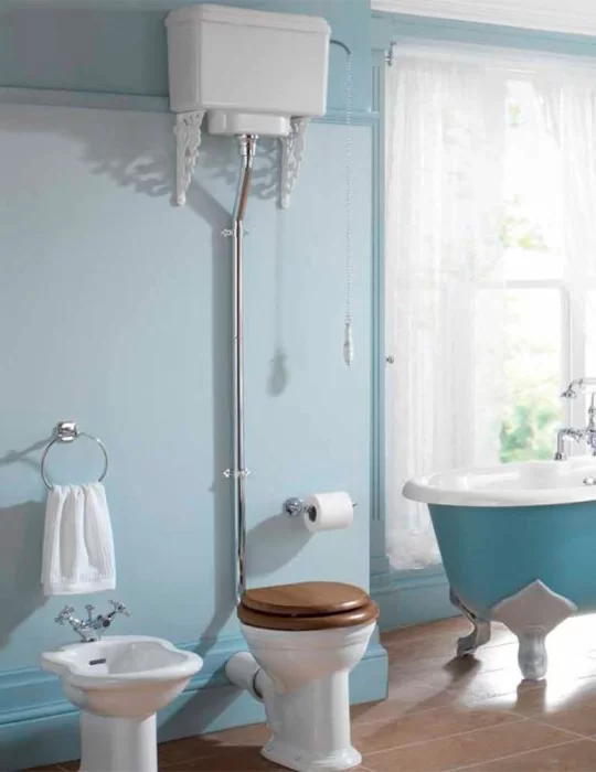 WC vintage avec réservoir haut Victorian, de Gentry Home WC vintage avec réservoir haut Victorian, de Gentry Home