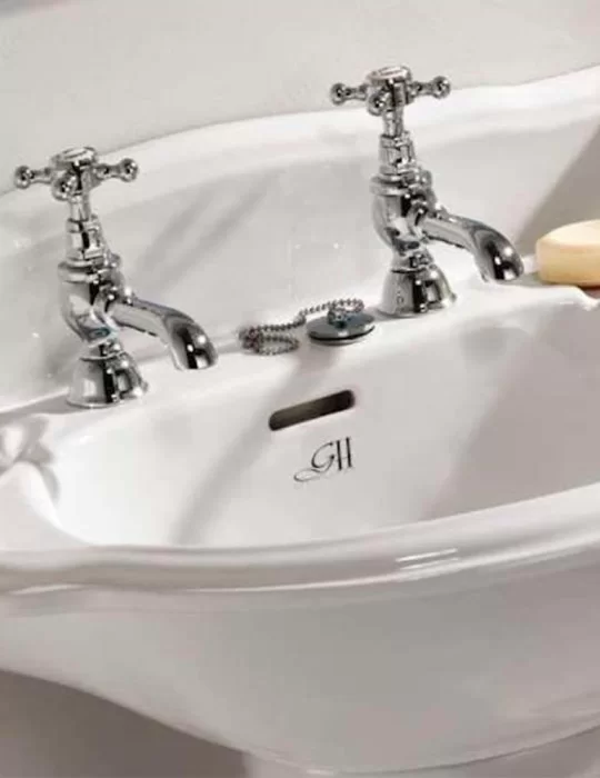 Couple de robinets pour lavabo Mayfair, de Gentry Home Couple de robinets pour lavabo Mayfair, de Gentry Home