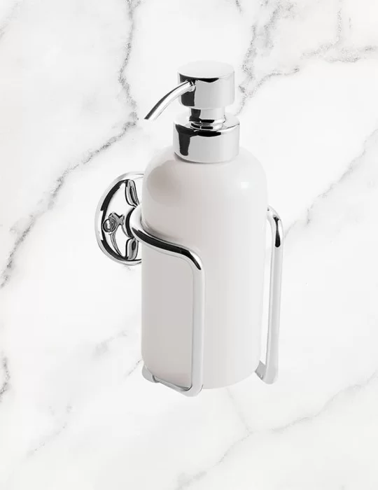 Distributeur savon mural St. James, de Gentry Home. Distributeur savon mural St. James, de Gentry Home.