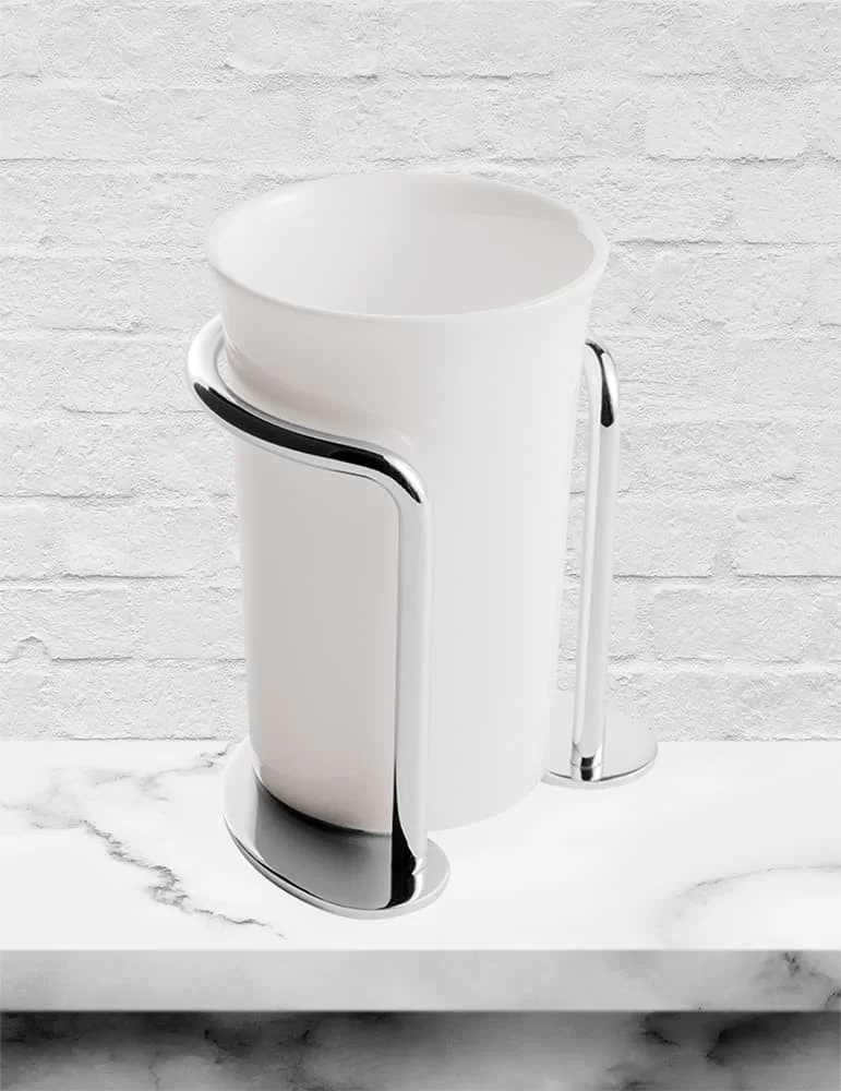 Gobelet à poser en céramique St. James, de Gentry Home. Gobelet à poser en céramique St. James, de Gentry Home.