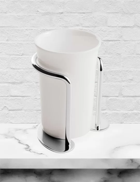 Gobelet à poser en céramique St. James, de Gentry Home. Gobelet à poser en céramique St. James, de Gentry Home.