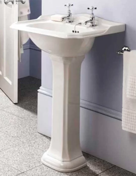 Lavabo colonne vintage en céramique Balasani, de Gentry Home