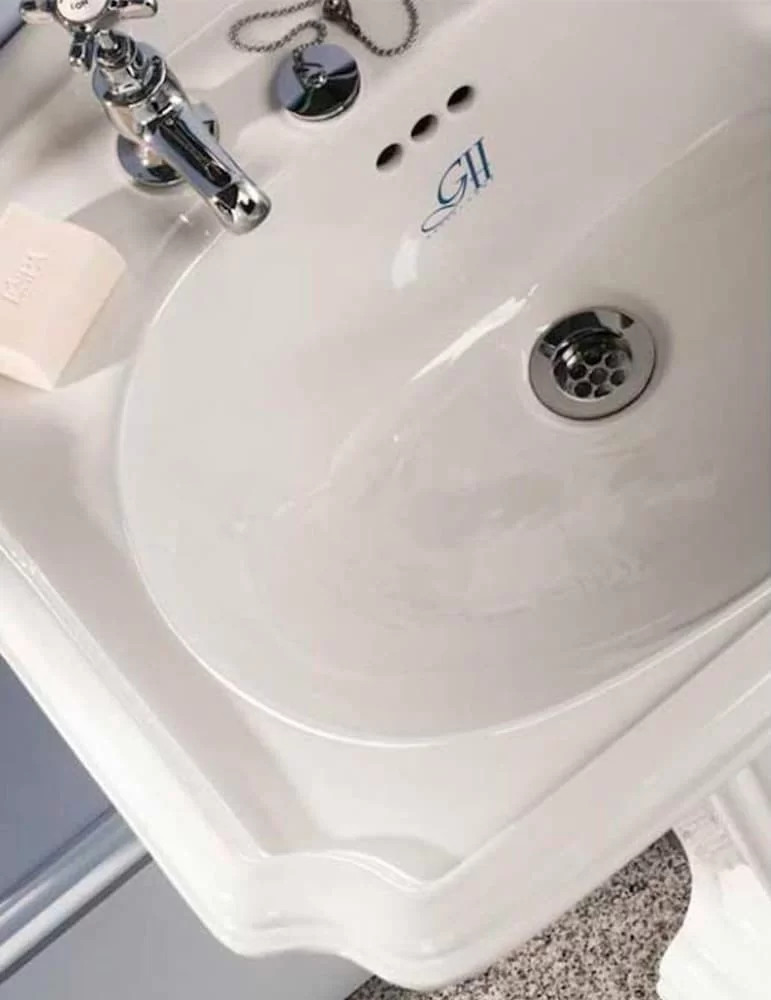 Lavabo colonne vintage en céramique Balasani, de Gentry Home