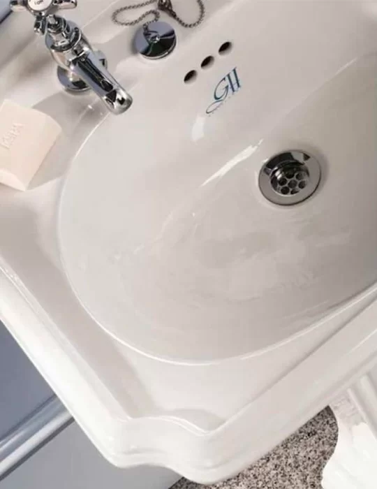 Lavabo colonne vintage en céramique Balasani, de Gentry Home