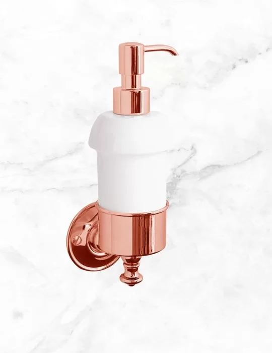 Distributeur savon Kent en céramique et laiton, de Gentry Home.