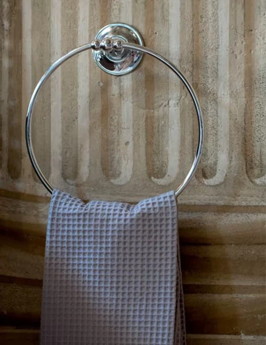 Anneau porte-serviettes Kent, de Gentry Home, en laiton massif.