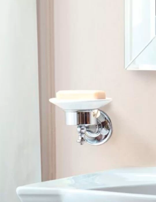 Porte-savon Mural Kent en céramique et laiton massif, de Gentry Home.