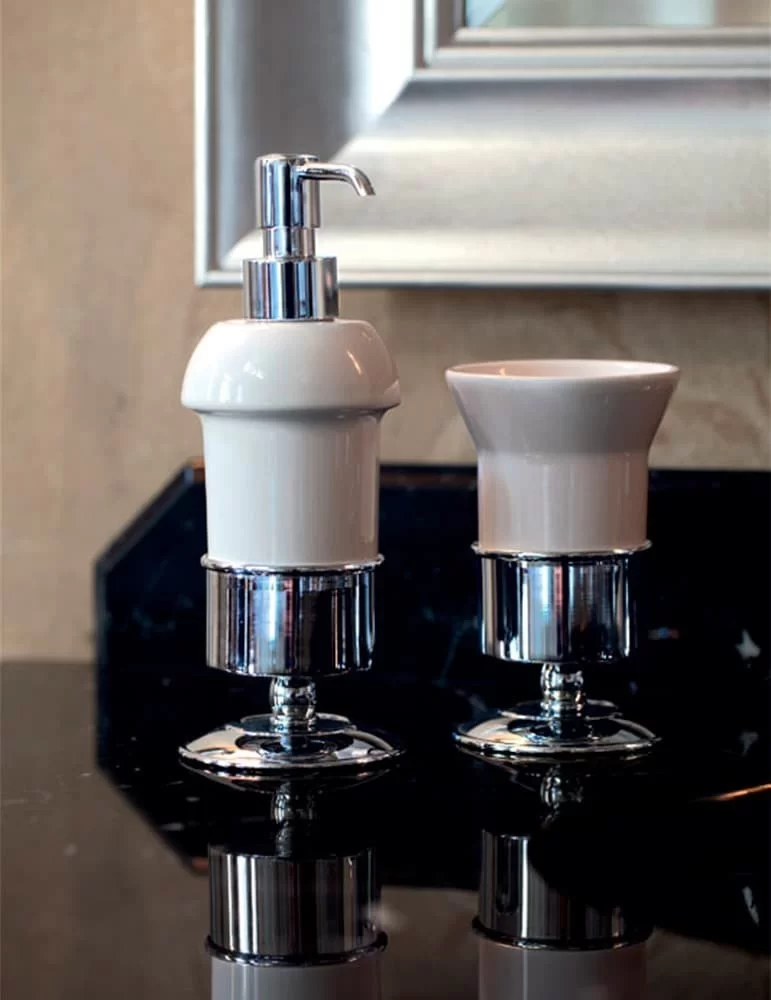 Distributeur savon Kent en céramique et laiton massif, de Gentry Home.