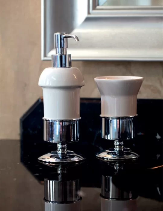 Distributeur savon Kent en céramique et laiton massif, de Gentry Home.