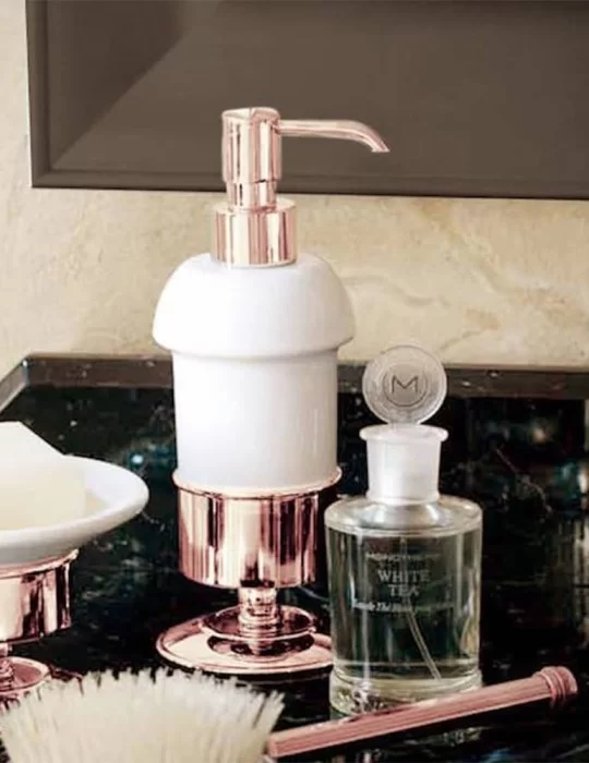 Distributeur savon Kent en céramique et laiton massif, de Gentry Home.