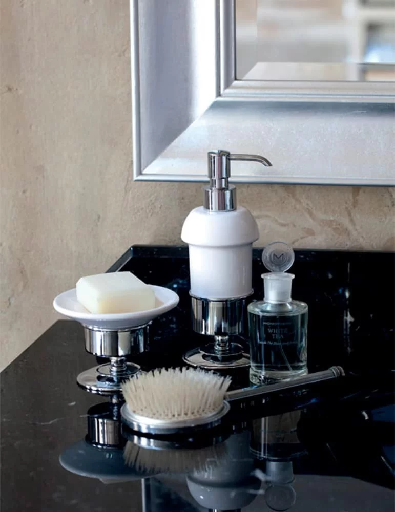 Porte-savon Kent en céramique et laiton massif, de Gentry Home.