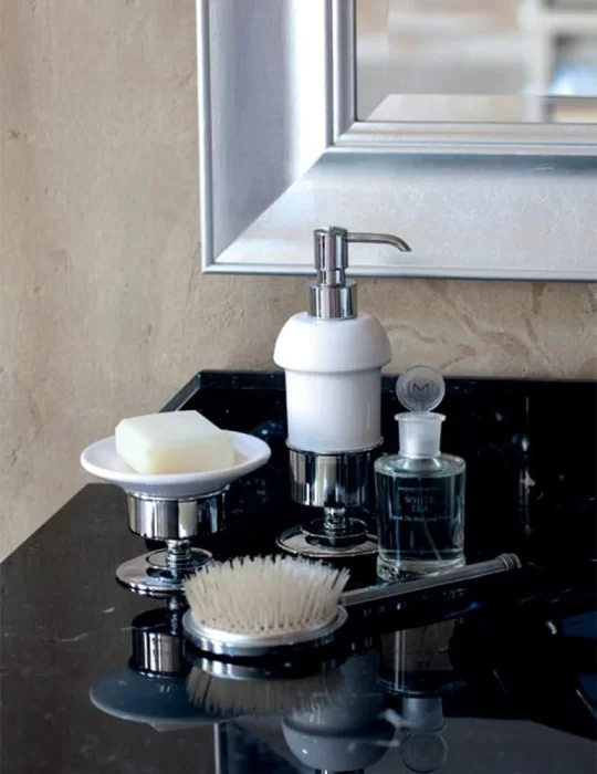 Porte-savon Kent en céramique et laiton massif, de Gentry Home.