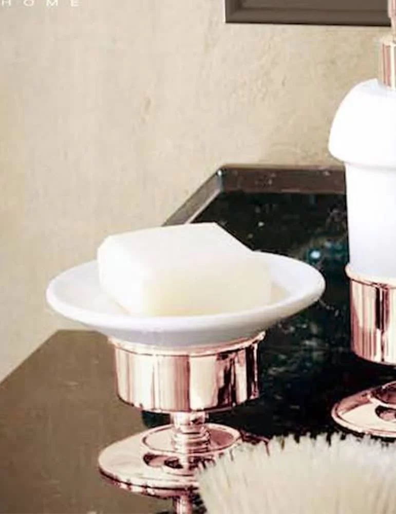 Porte-savon Kent en céramique et laiton massif, de Gentry Home. Porte-savon Kent en céramique et laiton massif, de Gentry Home.