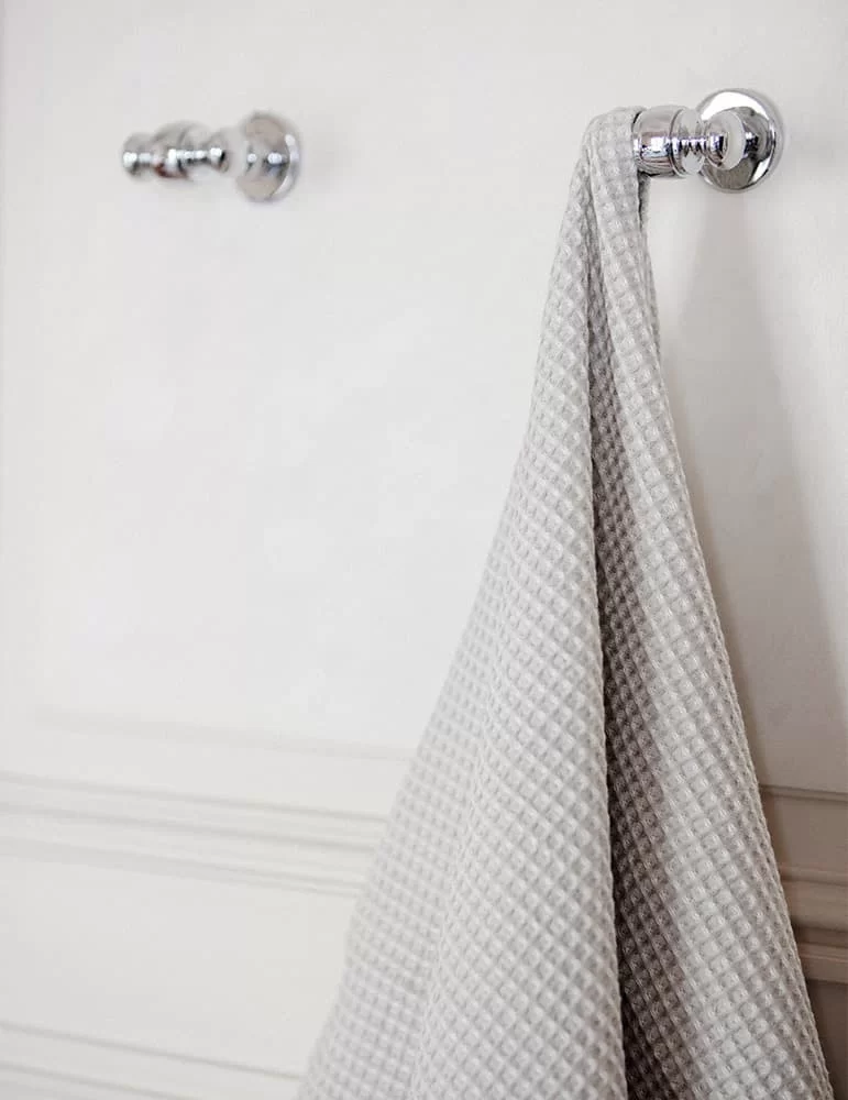 Patère en laiton massif Queen, de Gentry Home.