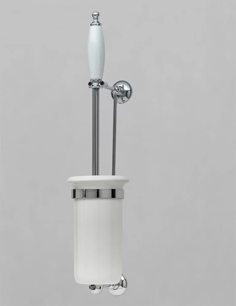 Pot à balai mural en céramique et laiton massif Queen, de Gentry Home.