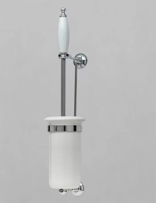 Pot à balai mural en céramique et laiton massif Queen, de Gentry Home.