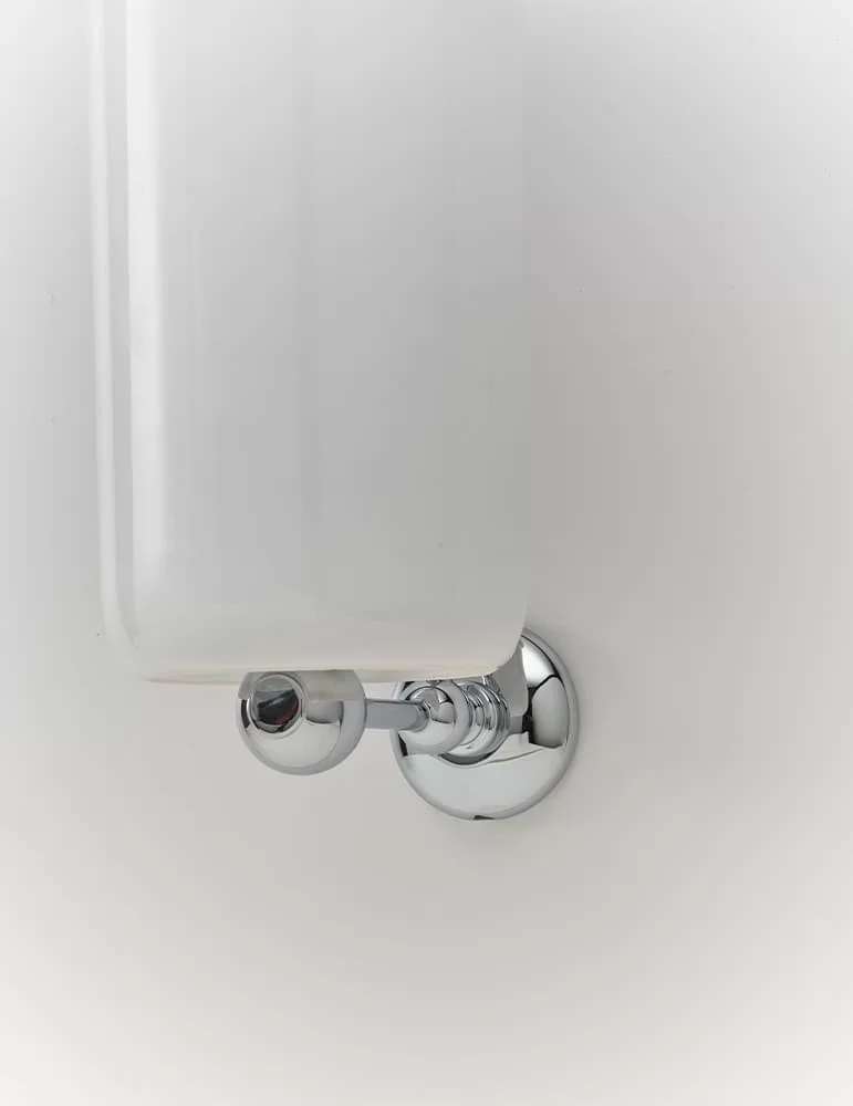 Pot à balai mural en céramique et laiton massif Queen, de Gentry Home.