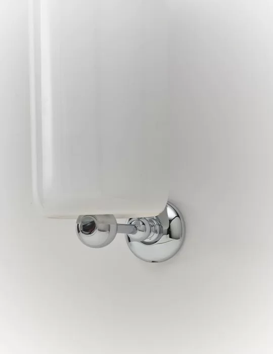 Pot à balai mural en céramique et laiton massif Queen, de Gentry Home.