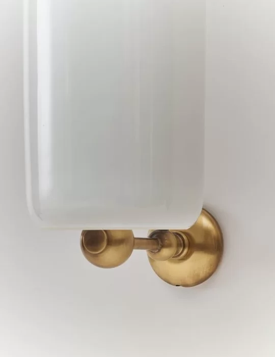 Pot à balai mural en céramique et laiton massif Queen, de Gentry Home.