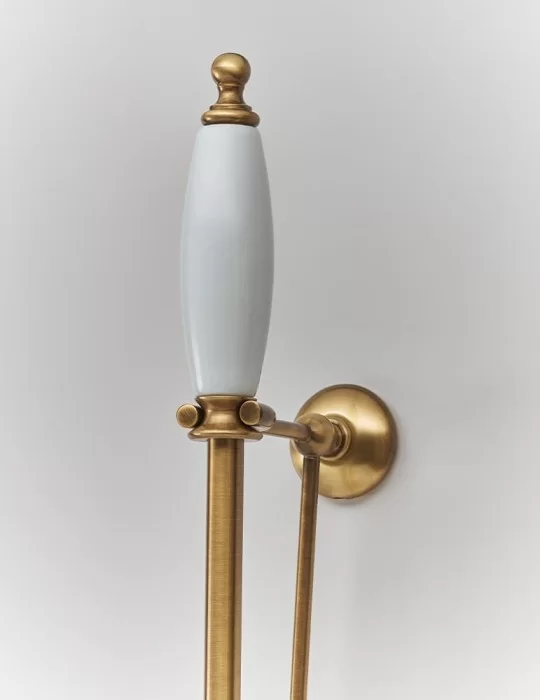 Pot à balai mural en céramique et laiton massif Queen, de Gentry Home.