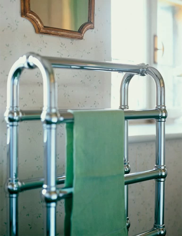 Radiateur Park Lane en laiton massif, de Gentry Home. Installation sol