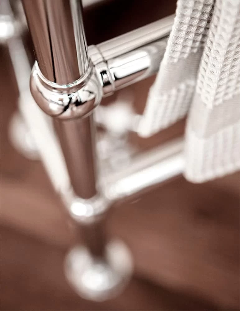 Radiateur Park Lane en laiton massif, de Gentry Home. Installation sol