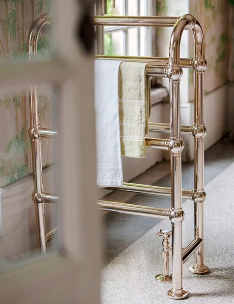 Radiateur Park Lane en laiton massif, de Gentry Home. Installation sol