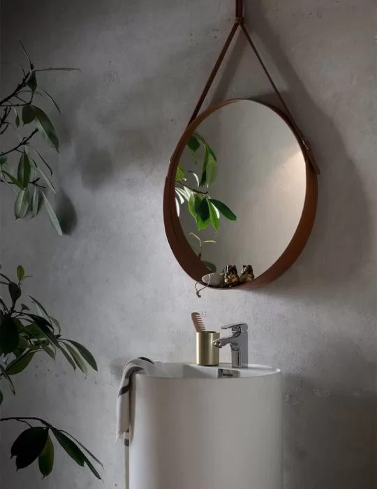 Miroir rond en cuir Corium, de Limac Design.