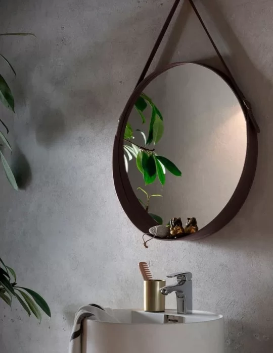 Miroir rond en cuir Corium, de Limac Design. Miroir rond en cuir Corium, de Limac Design.