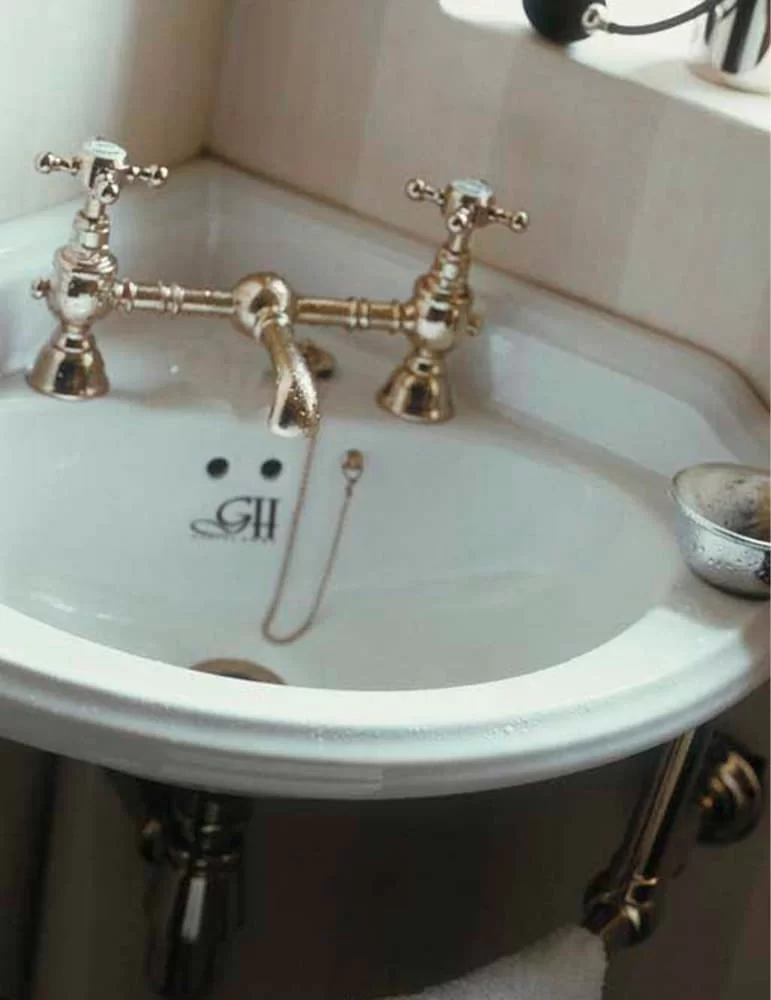 Lave main d'angle suspendu Victorian, de Gentry Home