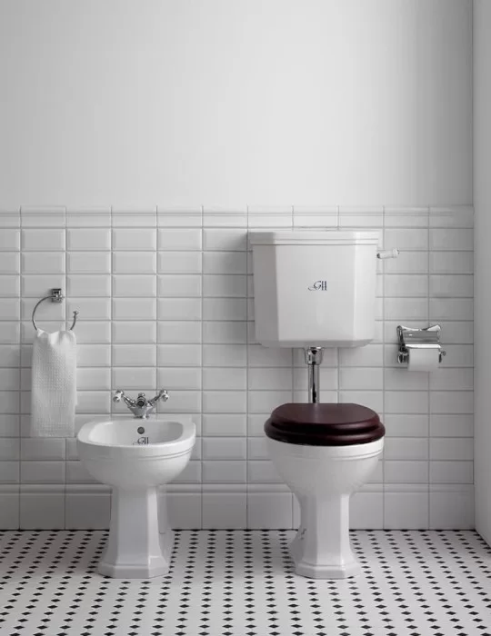 WC classique avec réservoir bas Claremont, de Gentry Home WC classique avec réservoir bas Claremont, de Gentry Home